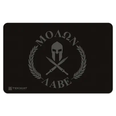 Originální podložka TekMat s potiskem Molon Labe pro čištění a údržbu zbraní. Tyto 17" (43cm) podložky TekMat jsou dostatečně velké, aby se na ně vešla plně rozebraná pistole a zbylo místo na nářadí a příslušenství.
