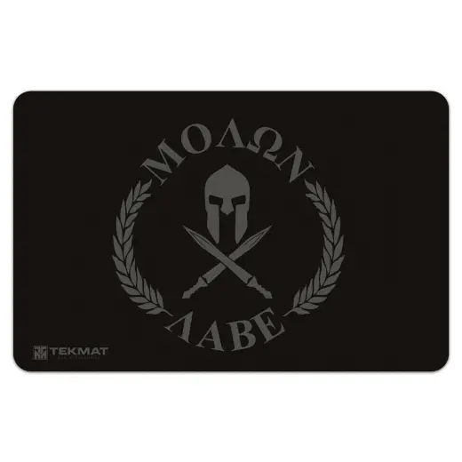 Originální podložka TekMat s potiskem Molon Labe pro čištění a údržbu zbraní. Tyto 17" (43cm) podložky TekMat jsou dostatečně velké, aby se na ně vešla plně rozebraná pistole a zbylo místo na nářadí a příslušenství.