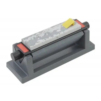 Tříkamenný brusný systém Smiths se skládá z 6" středního syntetického kamene, 6" jemného arkansaského kamene a 6" hrubého syntetického kamene umístěných na tvarovaném plastovém trojúhelníku s úchyty na koncích, které usnadňují otáčení kamenů&nbsp;