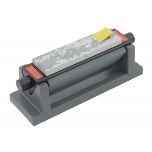 Tříkamenný brusný systém Smiths se skládá z 6" středního syntetického kamene, 6" jemného arkansaského kamene a 6" hrubého syntetického kamene umístěných na tvarovaném plastovém trojúhelníku s úchyty na koncích, které usnadňují otáčení kamenů&nbsp;