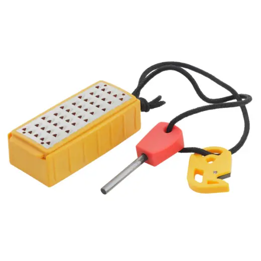 Sada na rozdělávání ohně Pack Pal Tinder Make se škrtacím podpalovačem pro outdoorové nadšence. Pokud potřebujete rozdělat oheň, tento nástroj vám umožní nastrouhat si vlastní troud z jakéhokoli kusu suchého dřeva, který se navíc shromažďuje v boxu&nbsp;