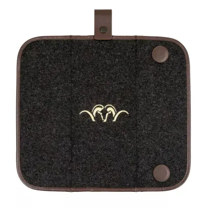 Nehlučný podsedák z neoprenu s praktickým poutkem na opasek a skládáním na magnety. Rozměry: 40 x 35 cm.