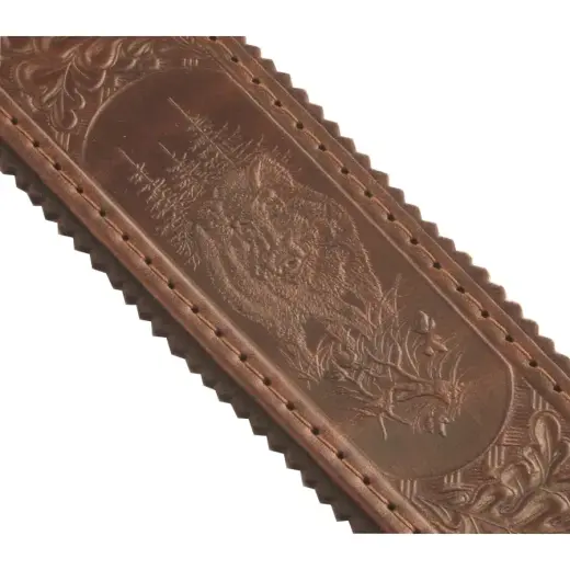 Kvalitní kožený řemen na pušku s exkluzivní ražbou motivu divočáka. Podšitý hnědým filcem. Zapínání na klasickou přezku. Šíře 5 cm.