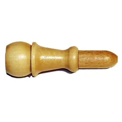 Zaječí vřeštidlo vyrobené ze dřeva věrně imituje nářek zajíce. Pro přilákání lišky i dalších predátorů.