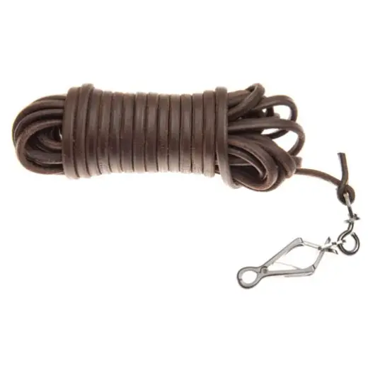 Hnědá barvářská šňůra z oválné 6mm silné kůže ukončená klešťovou karabinou. Délka 8 metrů.