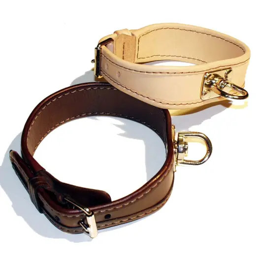 Barvářský obojek podšitý tenkou kůží s podloženým kovovým kroužkem pro zavěšení vodítka. Hnědá barva. Délka 50 cm.