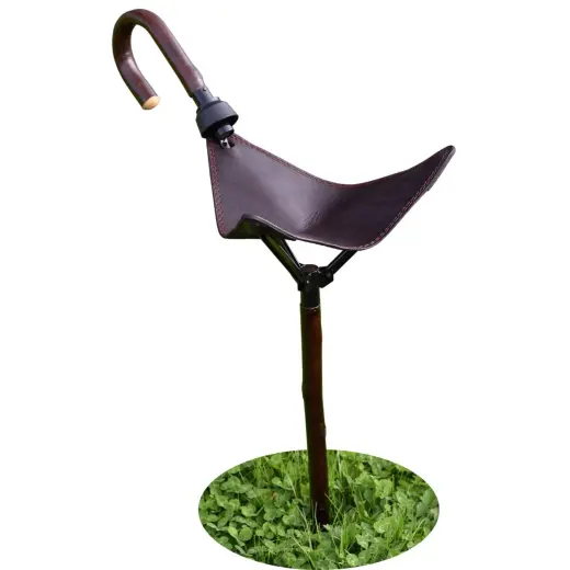 Robustní lovecká sedací hůl z kaštanového dřeva se sedátkem z pevné hověziny. Ideální opora při chůzi v náročném terénu i pomocník při čekání. Nosnost až 130 kg.