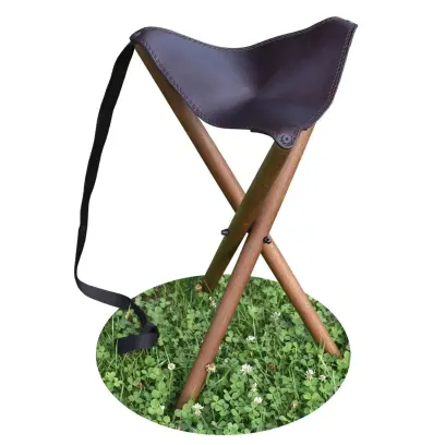 Velká třínohá stolička ze dřeva se sedátkem ze silné kůže. Popruh pro pohodlné přenášení. Výška sedu 60 cm.