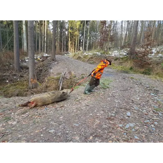 Kvalitní popruh přes rameno s pevným lanem. Užitečný pomocník při tahání ulovené zvěře z nepřístupného terénu.