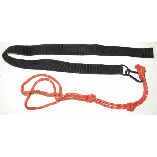 Kvalitní popruh přes rameno s pevným lanem. Užitečný pomocník při tahání ulovené zvěře z nepřístupného terénu. Reflexní oranžové lano. Také známé jako kňourotah, prasotah.