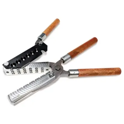 #1 BUCKSHOT 18 dutinová forma. Přesně opracovaná forma vyhazuje při každém odlitku 18 navzájem spojených broků, což umožňuje odlévat přes 2000 broků za hodinu bez námahy.