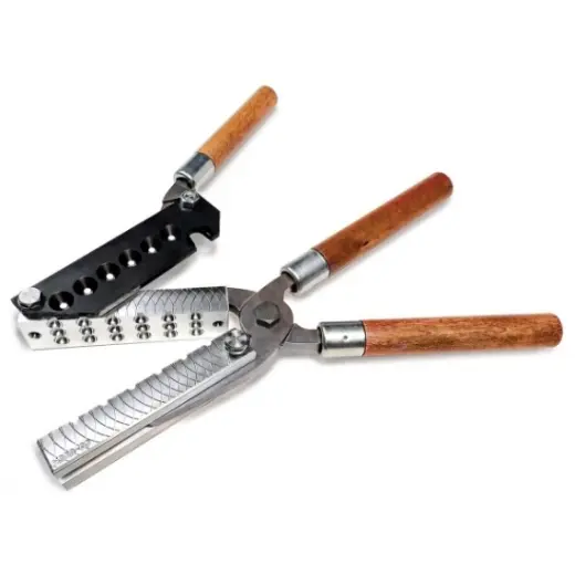 #1 BUCKSHOT 18 dutinová forma. Přesně opracovaná forma vyhazuje při každém odlitku 18 navzájem spojených broků, což umožňuje odlévat přes 2000 broků za hodinu bez námahy.