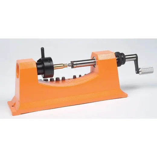 Zkraťte všechny nábojnice od ráže .17 do .458 bez potřeby držáků nábojnic! Obsahuje sadu devíti zavaděčů nábojnic a karbidovou frézu.