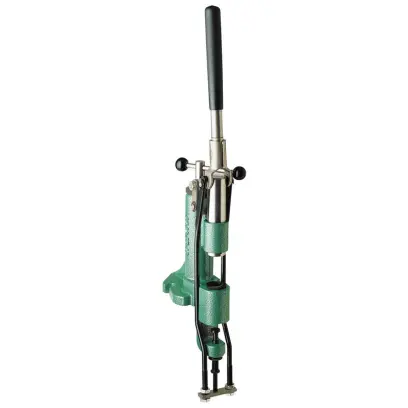 RCBS Lube-A-Matic-2 kalibruje a maže odlévané střely v jednom kroku. Stačí vložit střelu a zatáhnout za páku.