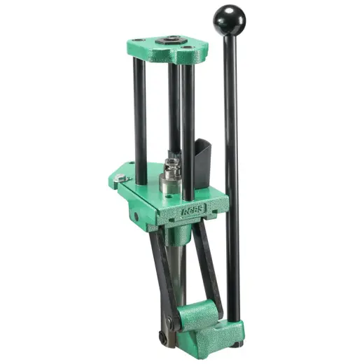 AmmoMaster-2 je výkonný jednooperační lis s prostornou pracovní oblastí a modularitou pro přebíjení nábojů od .25 ACP až po .50 BMG.