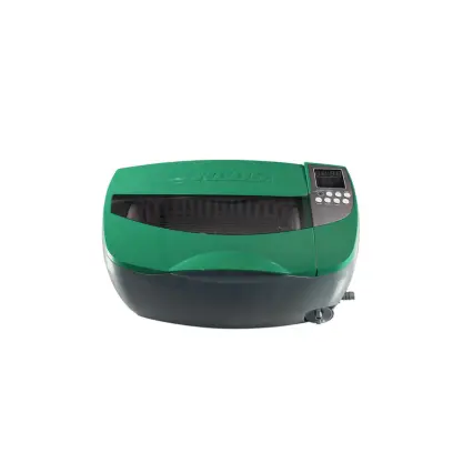 RCBS Ultrazvuková čistička nábojnic je vybavena 3,2litrovou nerezovou nádrží, která pojme velké množství mosazných nábojnic a rychle a efektivně odstraňuje zašlost, karbonové usazeniny a kovové oxidy.