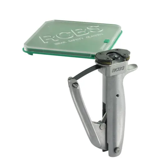 RCBS Universal Hand Priming Tool Ruční Zápalkovač obsahuje univerzální držák nábojnic a velký zásobník na zápalky.