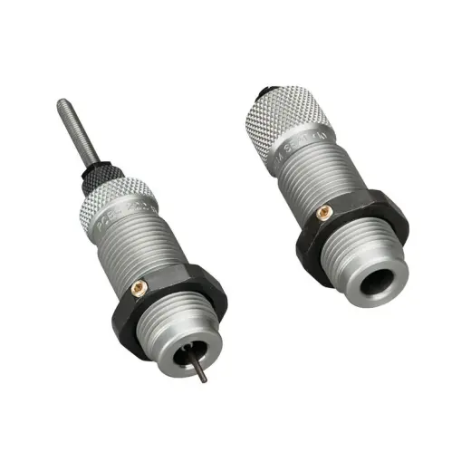 Sada dvou krčkových matric RCBS Neck Die Set pro ráži 7MM REM MAG obsahuje krčkovou matrici s expanzní a vytahovací jednotkou a usazovací matrici se šroubem pro usazení střely.