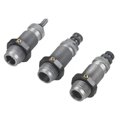 RCBS 9mm Luger 9x21 Carbide 3-dílná sada Taper Crimp obsahuje kalibrační matrici s vypichovací jehlou, rozšiřovací matrici a usazovací matrici pro usazování a zaškrcování střely.