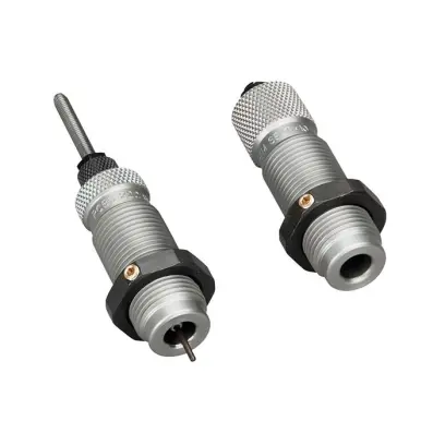 RCBS Full Length Die Set 9.3X74 RIMMED. Tato dvoudílná sada je určena pro přebíjení lahvovitých nábojnic a obsahuje matrici pro plnou délku s expander-decapping jehlou a matrici pro usazování střel s usazovacím čepem.