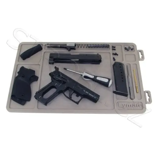 Neklouzavá montážní podložka ze syntetické gumy. Rozměry 40 x 25 cm.