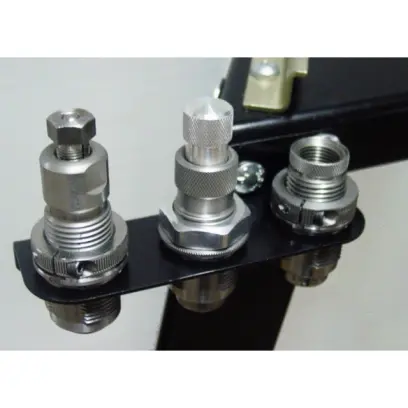 Držák na matrice pro montáž na zeď, stůl, či LEE Reloading Stand.