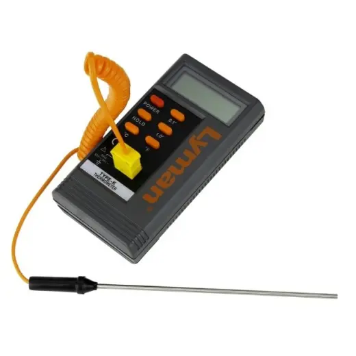 Digitální teploměr pro rychlou a přesnou kontrolu teploty taveného olova. Konzistentní teplota znamená konzistentní střely.