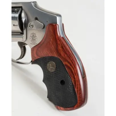 Kvalitní střenky pro revolvery Smith&Wesson s "N" rámem Round Butt. Imitace dřeva.