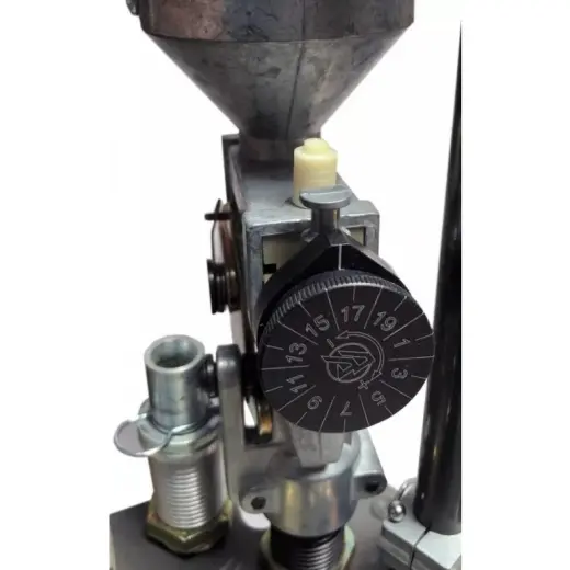 DAA Click-Adjustable Powder knob V2 - druhá, vylepšená verze ovladače prachovačů Dillon.