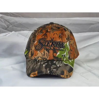 Maskáčová čepice Sierra "Camo" s černě vyšitým logem. Zadní spona na suchý zip.