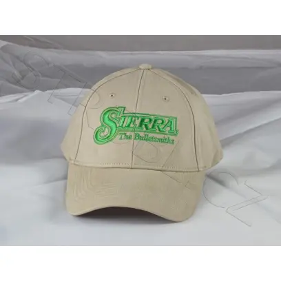Krémová čepice Sierra "Tan Brushed" se zeleně vyšitým logem. Zadní spona na suchý zip.