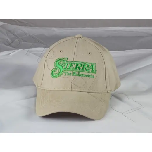 Krémová čepice Sierra "Tan Brushed" se zeleně vyšitým logem. Zadní spona na suchý zip.