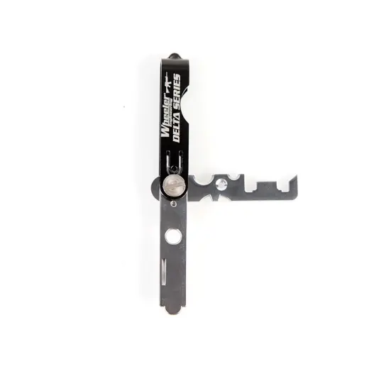 Kapesní čistící nástroj pro čištění nedostupných míst AR-15/M16. Známý také jako AR Cleaning Key, nebo Čistící klíč pro AR. Wheeler Engineering.