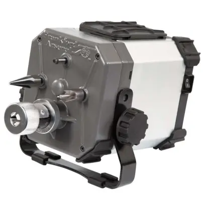 Multifunkční stanice pro zkracování a úpravu nábojnic 240V. Přesné a rovné zakrácení nábojnic včetně odhranění a čištění zápalkového lůžka.