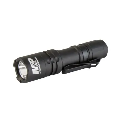 Taktická a outdoorová LED svítilna S&W Delta Force. Napájeno 1xAA. Světelný tok 130 lumenů. Odolné tělo z eloxovaného leteckého hliníku, ovládání tlačítkem v zadní části. Smith & Wesson Delta Force CS-10 Compact Flashlight.