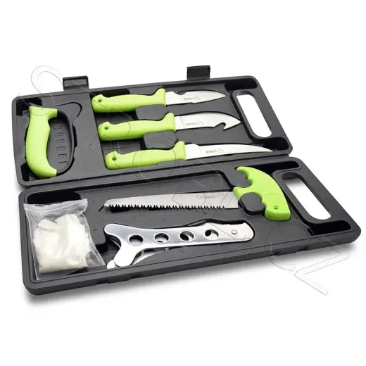 Sada nožů pro zpracování zvěřiny od firmy HME v praktickém plastovém pouzdře. Obsahuje malý nůž, velký nůž s párákem, vykosťovací nůž, pilku na kosti, rozporku na žebra, brousek, pár rukavic. 8-piece Field Dressing / Game Processing Kit.