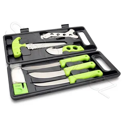 Sada nožů pro zpracování zvěřiny od firmy HME v praktickém plastovém pouzdře. Obsahuje malý a velký řeznický nůž, stahovací nůž s párákem, vykosťovací nůž, pilku na kosti, rozporku na žebra, brousek, pár rukavic. 9-piece Deluxe Field Dressing / Game