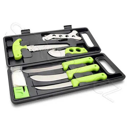 Sada nožů pro zpracování zvěřiny od firmy HME v praktickém plastovém pouzdře. Obsahuje malý a velký řeznický nůž, stahovací nůž s párákem, vykosťovací nůž, pilku na kosti, rozporku na žebra, brousek, pár rukavic. 9-piece Deluxe Field Dressing / Game