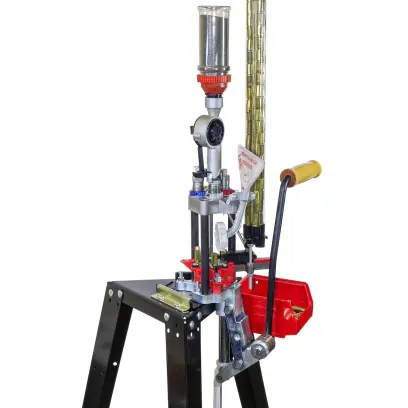 Kompletní sada přebíjecího lisu Lee Auto Breech Lock PRO. Obsahuje lis včetně karbidových matric, zápalkovače, podavače nábojnic, nádoby na hotové náboje a dalšího vybavení.