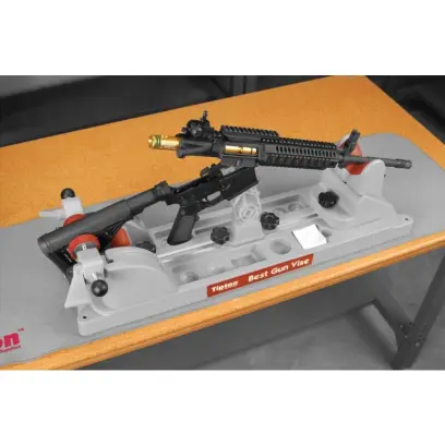 The Delta Series 300 Blackout Bore Guide chrání Vaši zbraň při čištění zarovnáním vytěrákové tyče a minimalizací rozlévání solventů. Wheeler Engineering.