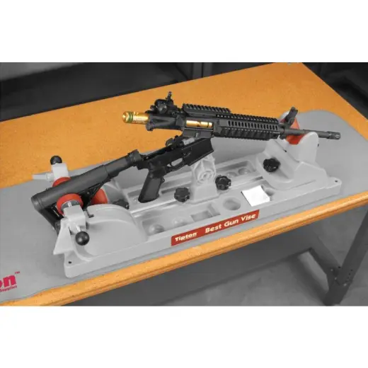 The Delta Series 300 Blackout Bore Guide chrání Vaši zbraň při čištění zarovnáním vytěrákové tyče a minimalizací rozlévání solventů. Wheeler Engineering.