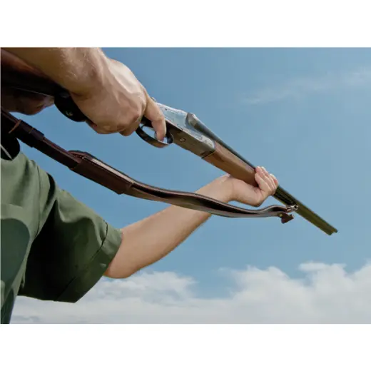 Kvalitní kožený řemen na pušku podšitý protiskluzovou gumou. Praktické stahování pro snadnější manipulaci. Šíře 4 cm.