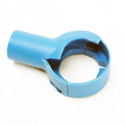 Upravený plastový adaptér pro odsátí odřezků z nábojnic (#62228). Náhradní díl určen výhradně pro použití na upravené nástrojové hlavě RL 550 používané pro zkracování krátkých nábojnic pomocí zkracovače nábojnic RT 1500.