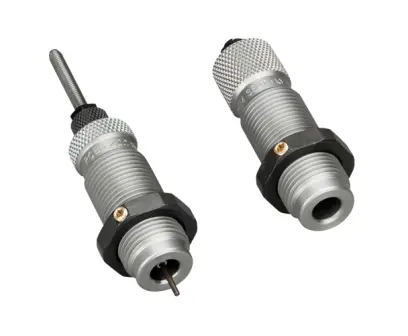 Tato dvoudílná sada RCBS F L Die Set je určena pro přebíjení lahvovitých nábojnic a skládá se z celoplošné kalibrační matrice s expander-vypichovací jednotkou a usazovací matrice s usazovacím kolíkem pro střely. Ráže .22 HORNET