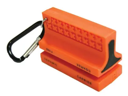 Spolehlivý společník, který Vám pomůže udržet Vaše nože ostré i na cestách. Oboustranný „V“ brousek s karbidovou (hrubou) a keramickou (jemnou) stranou.