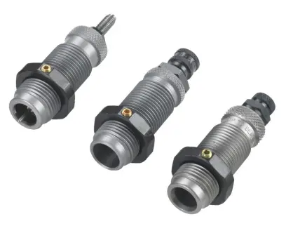 Sady tří karbidových matric RCBS 3-Die Carbide Taper Crimp Die Set jsou obráběny z naší patentované oceli pro matrice a obsahují karbidovou velikostní matrici, rozšiřovací matrici a matrici pro usazení střely. Kalibr .30 SUPER CARRY