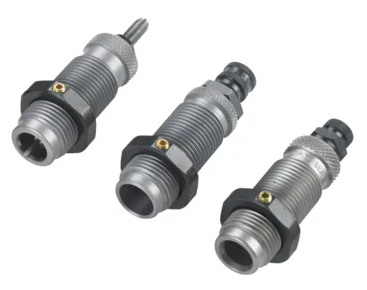 Sady tří karbidových matric RCBS 3-Die Carbide Taper Crimp Die Set jsou obráběny z naší patentované oceli pro matrice a obsahují karbidovou velikostní matrici, rozšiřovací matrici a matrici pro usazení střely. Kalibr .44 AUTO MAG