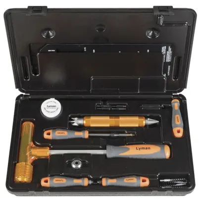 Sada Lyman Essential Case Prep Kit je dodávána v pevné plastové kazetě a obsahuje veškeré ruční nástroje potřebné k přípravě nábojnic pro přebíjení.
