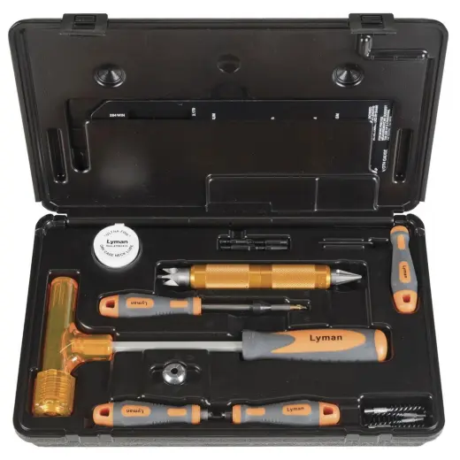 Sada Lyman Essential Case Prep Kit je dodávána v pevné plastové kazetě a obsahuje veškeré ruční nástroje potřebné k přípravě nábojnic pro přebíjení.