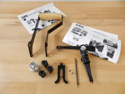 Upgradujte svůj lis LEE ACP na LEE DELUXE APP 2023. Sada obsahuje sestavu lišty, skluzavku zápalek, příslušenství a sadu pro výměnu páky lisu (rail assembly, primer trough, hardware, roller handle upgrade kit).